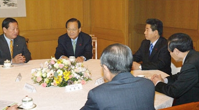 2003년 12월 14일 당시 노무현 대통령과 4당 대표들 간 청와대 회동. 연합뉴스