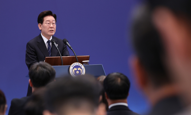 이재명 대통령이 18일 청와대 영빈관에서 열린 기자회견에서 취재진 질문에 답하고 있다. 연합뉴스
