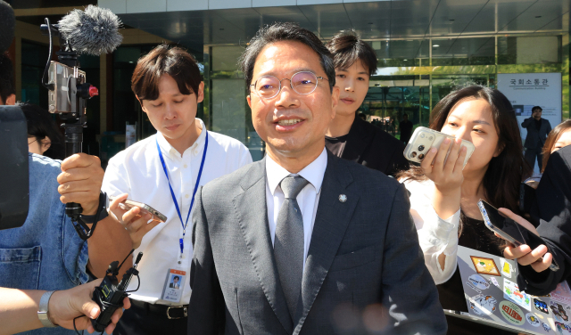 김승원 법무부 장관 후보자가 19일 사퇴 기자회견을 마치고 국회 소통관을 나서고 있다. 연합뉴스