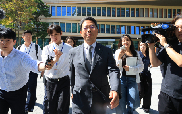 김승원 법무부 장관 후보자가 19일 사퇴 기자회견을 마치고 국회 소통관을 나서고 있다. 연합뉴스