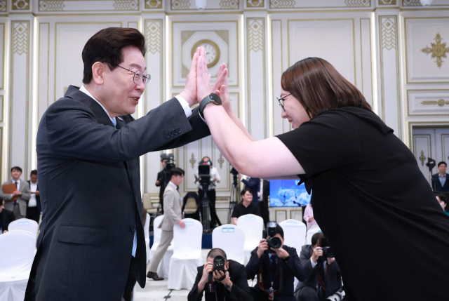 이재명 대통령이 19일 청와대에서 열린 청년의 날 기념식 행사에서 입장하는 청년들과 인사하고 있다. 연합뉴스