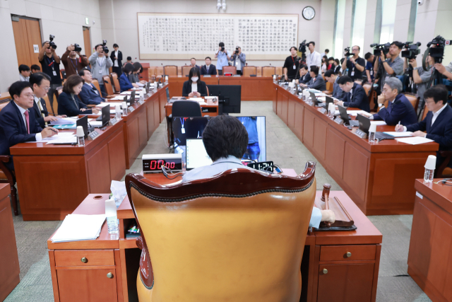 지난 9월 17일 국회 법제사법위원회 전체회의에서 위원장인 더불어민주당 서영교 의원이 개의를 선언하고 있다. 연합뉴스