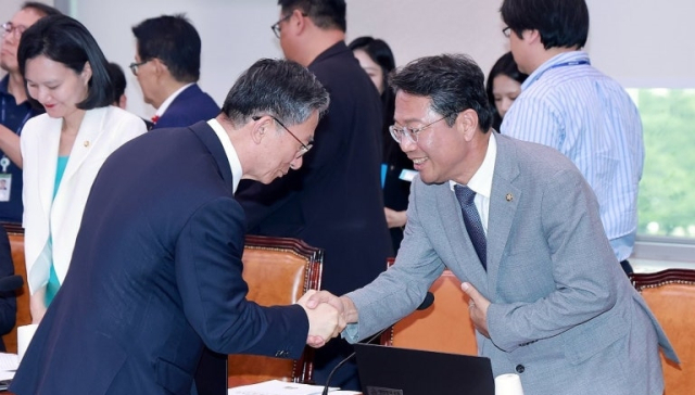 지난 7월 15일 국회에서 열린 법제사법위원회 전체회의에서 당시 여당 간사인 김승원 더불어민주당 국회의원(오른쪽)과 정성호 법무부 장관이 인사를 나누고 있다. 연합뉴스