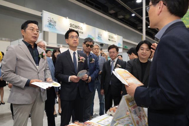 김민재 행정안전부 차관이 19일 서울 서초구 aT센터에서 열린 2026 고향사랑페스타 개막식에서 전시 부스를 둘러보고 있다. 연합뉴스