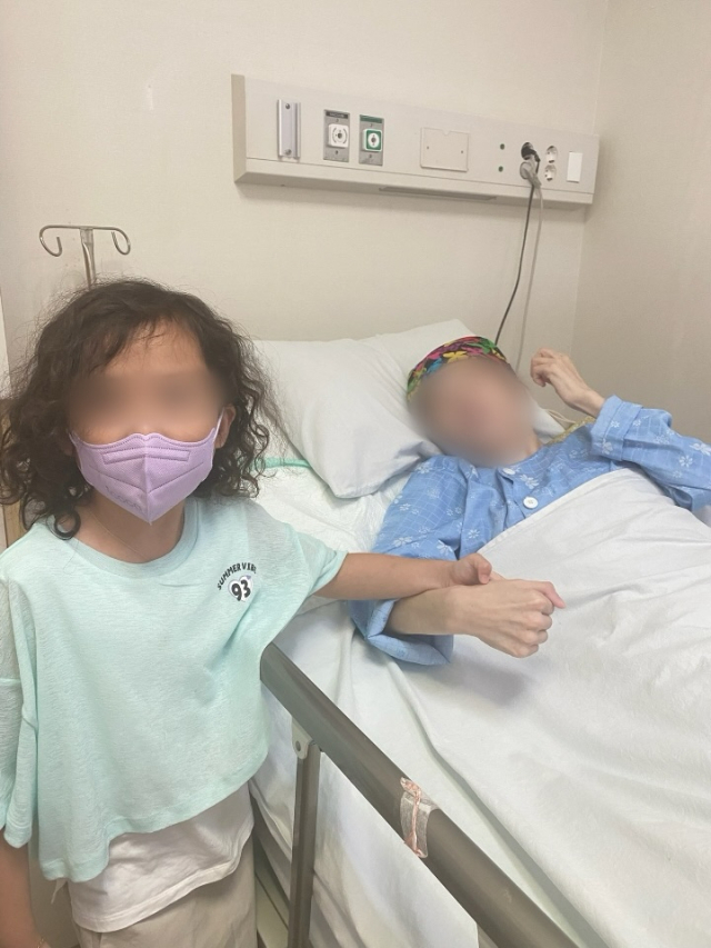 하린이가 불의의 사고로 자신을 알아보지 못하는 엄마의 손을 꼭 잡고 있다. 하린이 가족 제공