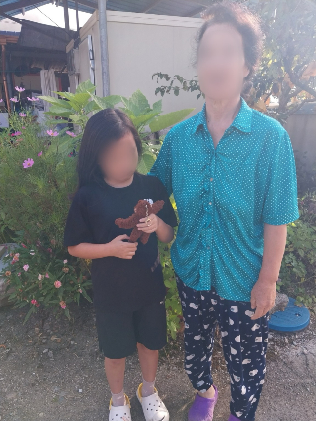 하린이가 할머니와 함께 사진촬영에 응했다.