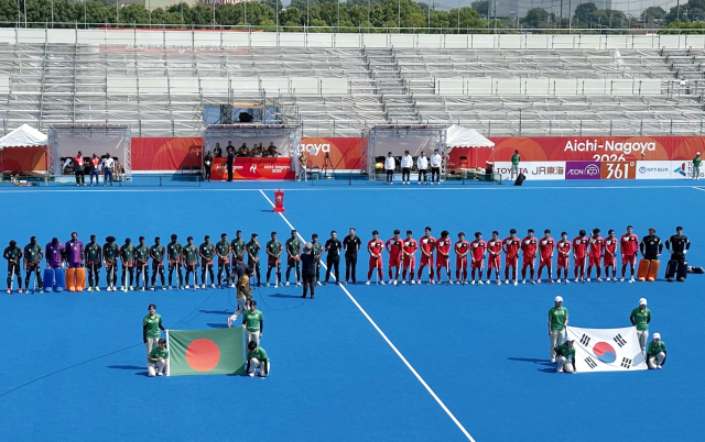 18일 일본 기후현 가카미가하라 그린스타디움에서 남자 하키 A조 조별리그 1차전 한국과 방글라데시의 경기가 열리기 전 양팀 선수들이 도열해 있다. 이날 남자 대표팀이 방글라데시와 경기를 치르기 전 국민의례 때 우리 애국가 대신 북한 국가가 연주되는 상황이 벌어졌다. 연합뉴스