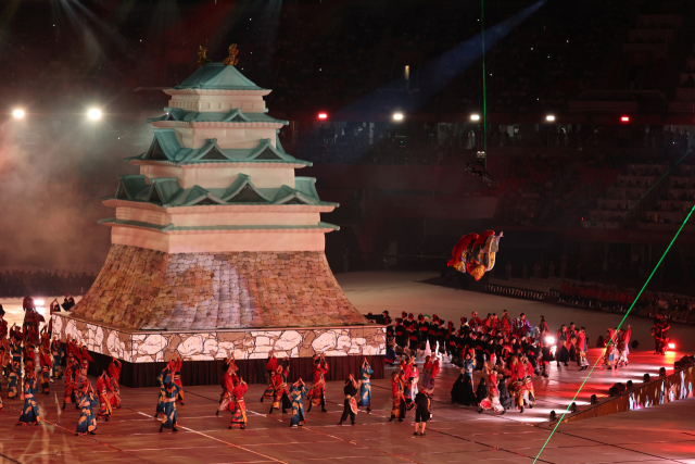 19일 일본 나고야 미즈호공원 육상경기장에서 열린 2026 아이치·나고야 아시안게임 개회식 도중 축하 공연이 펼쳐지고 있다. 연합뉴스