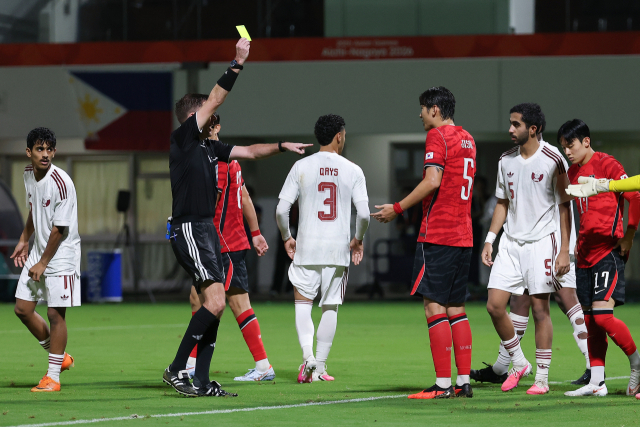 15일 일본 나고야 미즈호 공원 럭비경기장에서 열린 2026 아이치·나고야 아시안게임 남자 축구 D조 1차전 대한민국 대 카타르의 경기. 한국 김지수가 경고를 받고 있다. 연합뉴스