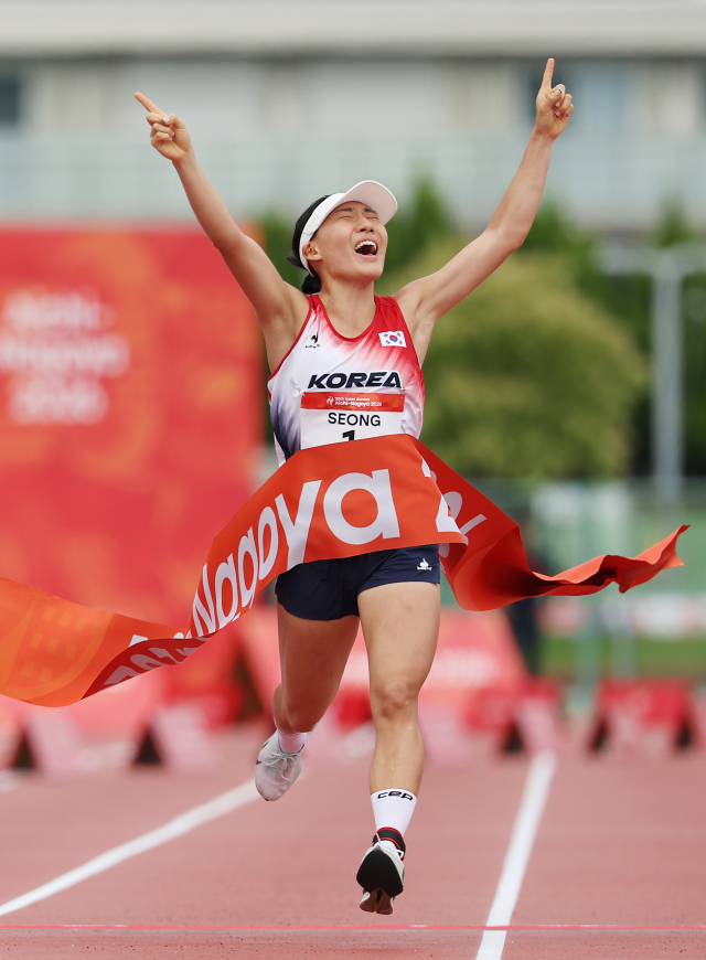 20일 일본 아이치현 안조 스포츠파크에서 열린 2026 아이치·나고야 아시안게임 근대5종 여자 개인 결승 레이저런 경기에서 한국 성승민이 결승선을 통과하며 환호하고 있다. 연합뉴스