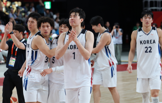 한국 남자 농구대표팀이 18일 일본 나고야 아이치 인터내셔널 아레나에서 열린 2026 아이치·나고야 아시안게임 이란과의 4강전에서 승리한 뒤 기쁨을 나누고 있다. 연합뉴스