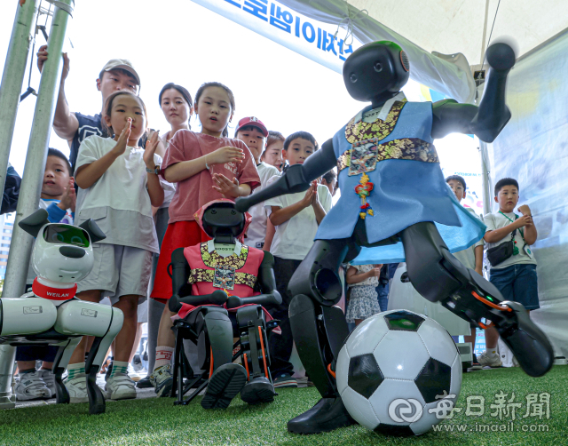 로봇과 축구·프리토킹 AI…