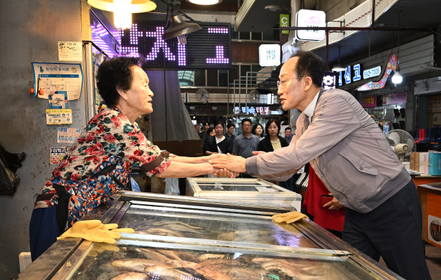 추경호 대구시장은 추석을 앞두고 대구지역 전통시장을 잇달아 방문해 온누리상품권 환급행사 운영상황과 성수품 물가를 점검했다. 지난 19일 와룡시장 방문 모습. 대구시 제공