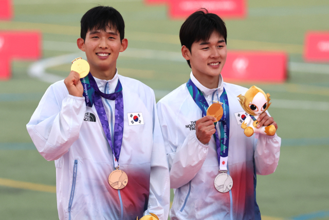 남자 근대5종에 출전해 개인전 동메달을 획득한 이종현(왼쪽)과 은메달을 획득한 전웅태(오른쪽)가 20일 일본 아이치현 안조 스포츠파크에서 열린 2026 아이치·나고야 아시안게임 근대5종 남자 단체전에서 금메달을 보이고 있다. 한국 남자 근대5종 대표팀은 단체전에서는 중국을 꺾고 금메달을 차지했다. 연합뉴스