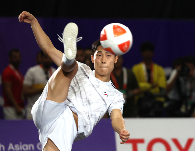 이준석이 20일 일본 나고야 히가시 스포츠센터에서 열린 2026 아이치·나고야 아시안게임 테크볼 남자 단식 결승전에서 공격을 시도하고 있다. 연합뉴스