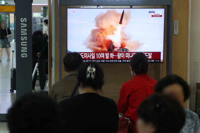 북한이 단거리 탄도미사일 10여 발을 무더기 발사한 지난달 20일 서울역에 관련 뉴스가 나오고 있다. 연합뉴스