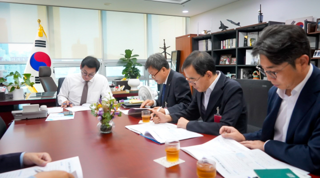 남한권 울릉군수와 관게공무원들이 17일 국회를 찾아 내년도 국비 확보를 위해 지역구인 이상휘 의원실을 방문해 설명하고 있다. 울릉군 제공