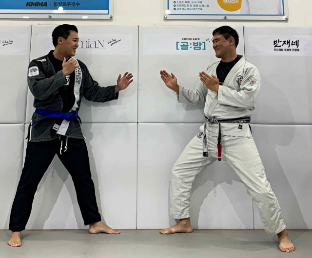 송민재 만재푸드 대표(왼쪽)와 그에게 주짓수를 가르치는 정용준 동성로 주짓수 대표. 송 대표 제공