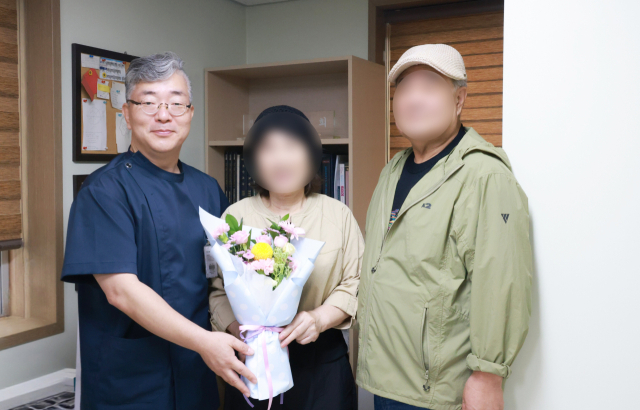 포항세명기독병원 뇌병원 조상희 원장이 지난 18일 레켐비 18개월 치료 과정을 마친 권 씨 부부와 함께 기념촬영하고 있다. 병원 제공