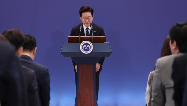 이재명 대통령이 18일 청와대 영빈관에서 기자회견을 마친 후 인사하고 있다. 연합뉴스