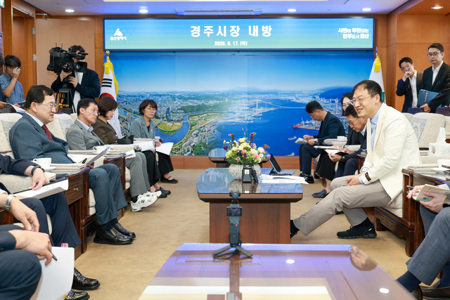 17일 울산시청에서 주낙영 경주시장과 김상욱(오른쪽) 울산시장,양 도시 간부들이 만나 공동현안을 논의하고 있다. 경주시 제공