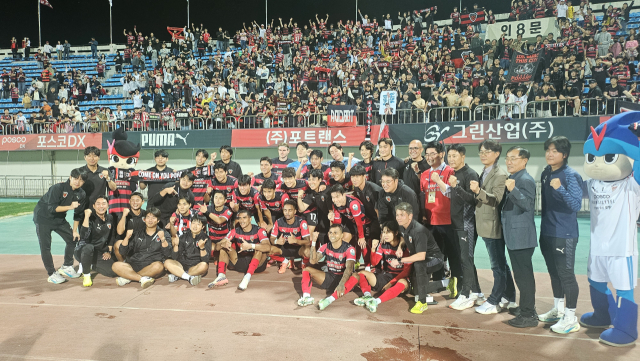 지난 20일 포항스틸러스 선수단이 상주시민운동장에서 fc서울에게 승리를 거둔 후 안재민 상주시장(오른쪽 뒷편에서 6번째)등과 기념촬영을 하고 있다. 상주시 제공