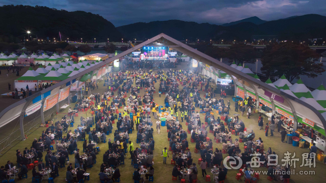 지난해 열린 제3회 합천황토한우축제 행사장이 합천황토한우를 맛보려는 방문객들로 북적이고 있다. 올해 제4회 축제는 10월 9일부터 11일까지 열리며, 한우 할인판매와 숯불구이 체험, 공연 등 다양한 프로그램이 마련된다. 합천군 제공