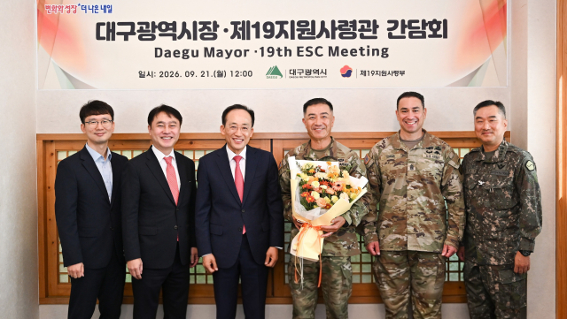 추경호 대구시장이 21일 이임을 앞둔 주한미군 제19지원사령관 진 H.박(Jin H. Pak) 준장을 만나 기념촬영을 하고 있다. 대구시 제공