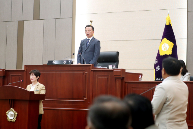 성주 선남골프장 조성에 필요한 군유지 매각과 관련해 김종식 성주군의장이 해당 부서장에게 직접 질의를 하고 있다. 성주군의회 제공