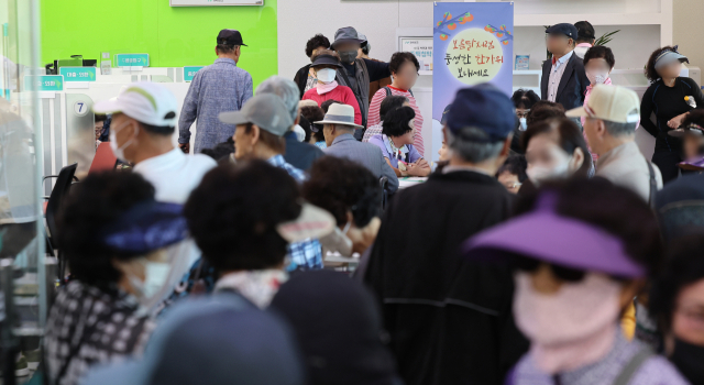추석 연휴를 앞두고 1천억원 규모의 대구로페이 발행이 시작된 21일 대구 iM뱅크 동구청지점이 대구로페이를 신청하려는 시민들로 북적이고 있다. 연합뉴스