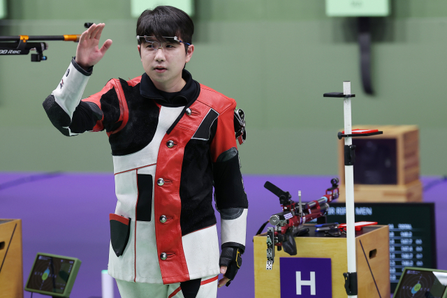 21일 일본 아이치현 종합 사격장에서 열린 2026 아이치·나고야 아시안게임 사격 남자 10m 공기소총 결선에서 한국 박하준이 7위로 경기를 마치고 손을 흔들고 있다. 연합뉴스