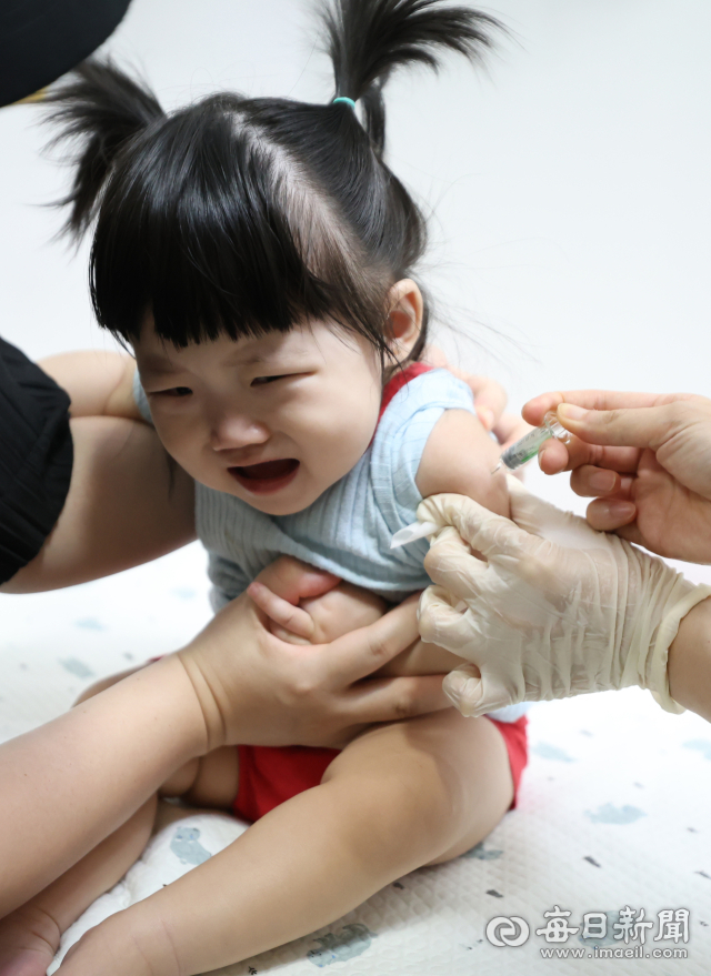 [포토뉴스] 독감 국가예방접종 시작…접종받는 아기