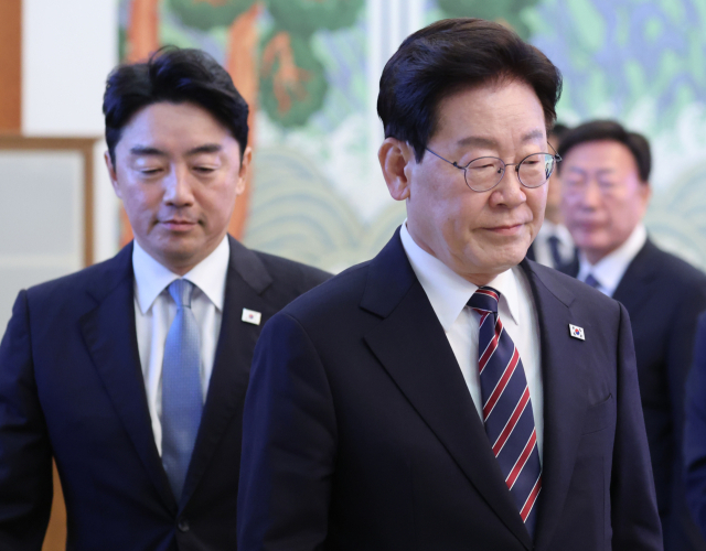 이재명 대통령과 강훈식 비서실장이 21일 청와대에서 열린 수석보좌관회의에 입장하고 있다. 강 비서실장은 이날 오전 이 대통령에게 사의를 표명했다. 연합뉴스