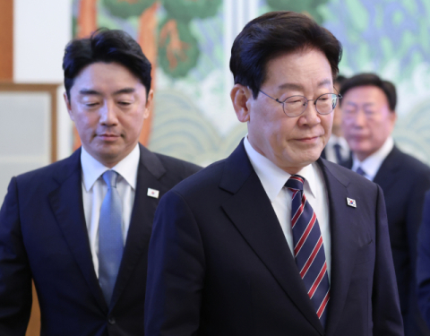 여권 총체적 위기에 대통령 비서실장 사의