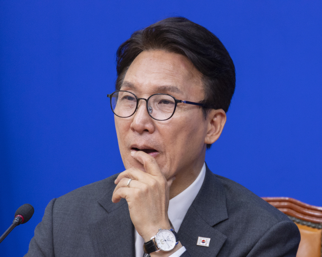 더불어민주당 김민석 대표가 21일 국회에서 취임 인사차 방문한 기본소득당 오준호 대표의 발언을 듣다 생각에 잠겨 있다. 연합뉴스