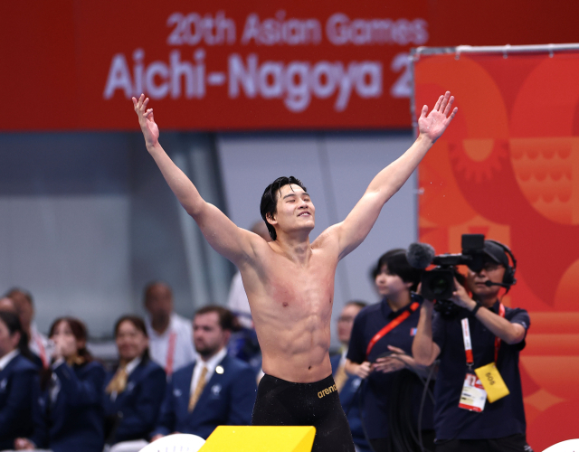 김영범이 21일 도쿄 아쿠아틱스 센터에서 열린 2026 아이치·나고야 아시안게임 수영 남자 50m 개인 자유형 결승에서 1위를 차지한 후 기뻐하고 있다. 연합뉴스