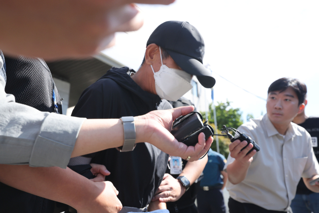 경기 안성시 나눔장터 행사장에 1t 트럭을 몰고 돌진해 2명을 숨지게 하고 5명을 다치게 한 혐의를 받는 운전자 A씨가 21일 구속 전 피의자 심문(영장실질심사)에 출석하기 위해 경기 평택경찰서 유치장에서 나오고 있다. 연합뉴스