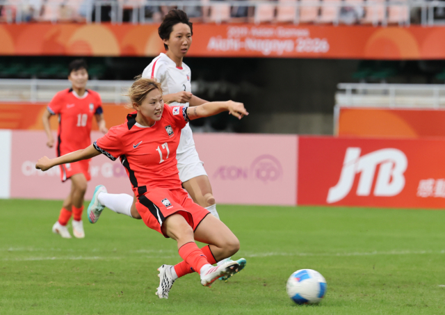 한국 여자 축구팀의 윤수정이 21일 일본 시즈오카현 후쿠로이의 시즈오카 스타디움 에코파에서 열린 2026 아이치·나고야 아시안게임 여자 축구 조별리그 대한민국과 북한의 경기에서 동점골을 넣고 있다. 연합뉴스