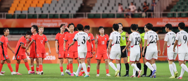 한국과 북한 여자 축구 선수들이 21일 일본 시즈오카현 후쿠로이의 시즈오카 스타디움 에코파에서 열린 2026 아이치·나고야 아시안게임 여자 축구 조별리그 경기 종료 후 인사하고 있다. 연합뉴스
