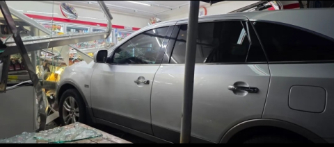 [속보] 77세 운전자 주차 중 페달 착각…SUV 그대로 편의점 덮쳤다
