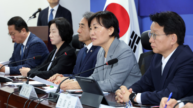 송미령 농림축산식품부 장관(왼쪽 네 번째)이 21일 국회 의원회관에서 열린 농지 전수조사 추진 방향 당정 협의에서 발언하고 있다. 연합뉴스
