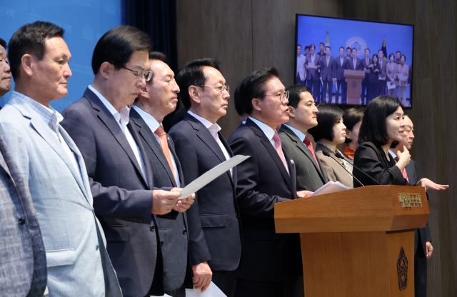국민의힘 송석준 의원을 비롯한 의원들과 이천시 농민들이 21일 국회 소통관에서 농지법 개정과 관련, 