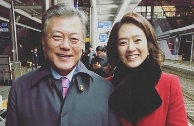 李-文 통화 기사 공유한 고민정, 입 맡았던 文 떠올리며 