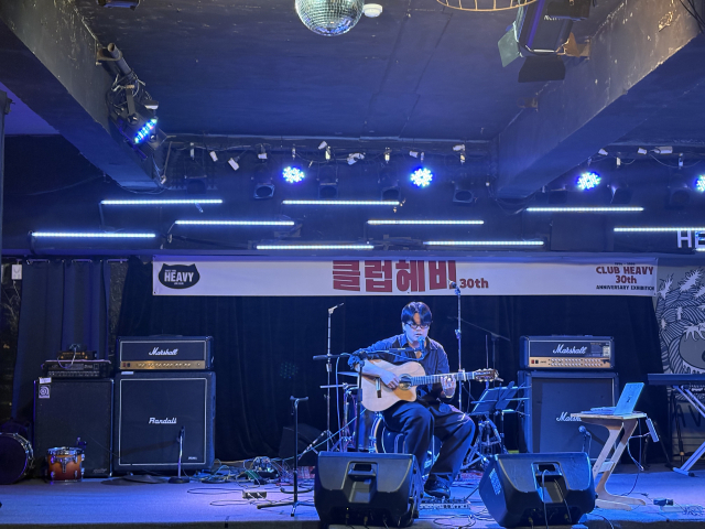 공연장이 있는 지하 1층에서는 18일 저녁 열릴 클럽헤비 30주년 기념공연에 앞서 지역 뮤지션 심상명이 리허설을 하고 있다. 최현정 기자