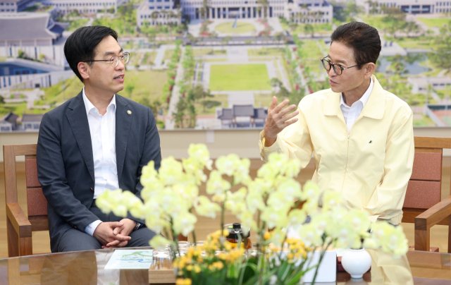 이철우 경북도지사가 21일 경북도청을 방문한 김민재 행정안전부 차관과 만나 미래대응기금 신설과 지방교부세 제도 개편 방안에 대해 의견을 나누고 있다. 경북도 제공