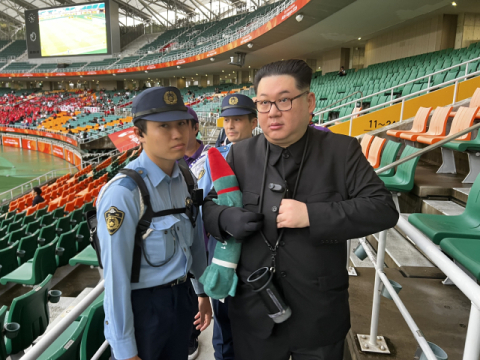 [아시안게임] 경찰에 제지 당하는 '김정은'?…北 응원단 가슴 철렁