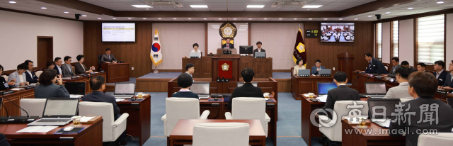 합천군의회가 22일 본회의장에서 제302회 정례회 제2차 본회의를 열고 있다. 합천군 제공
