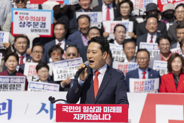 국민의힘 장동혁 대표가 22일 국회 본청 앞에서 열린 이재명 정권 실정 대국민 보고대회에서 정권 규탄 구호를 외치고 있다. 연합뉴스