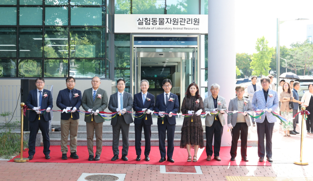 지난 21일 경북대학교 대구캠퍼스에서 허영우 경북대 총장을 비롯해 교직원과 학생, 국내 실험동물 관련 연구기관 관계자 등 100여 명이 참석한 가운데 실험동물자원관리원 신축 건물 개원식이 개최됐다. 경북대 제공