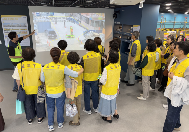 국토안전관리원이 22일 경북 김천시 국토안전교육원에서 김천 율곡동 통장협의회를 대상으로 안전체험 행사를 열고 있다. 참가자들이 기관 소개를 듣고, 스마트 안전장비 체험관에서 건설현장 위험 감지 시스템을 살펴본 뒤 지진·재난 상황을 재현한 체험 공간을 둘러보고 있다. 2026.9.22. 국토안전원 제공